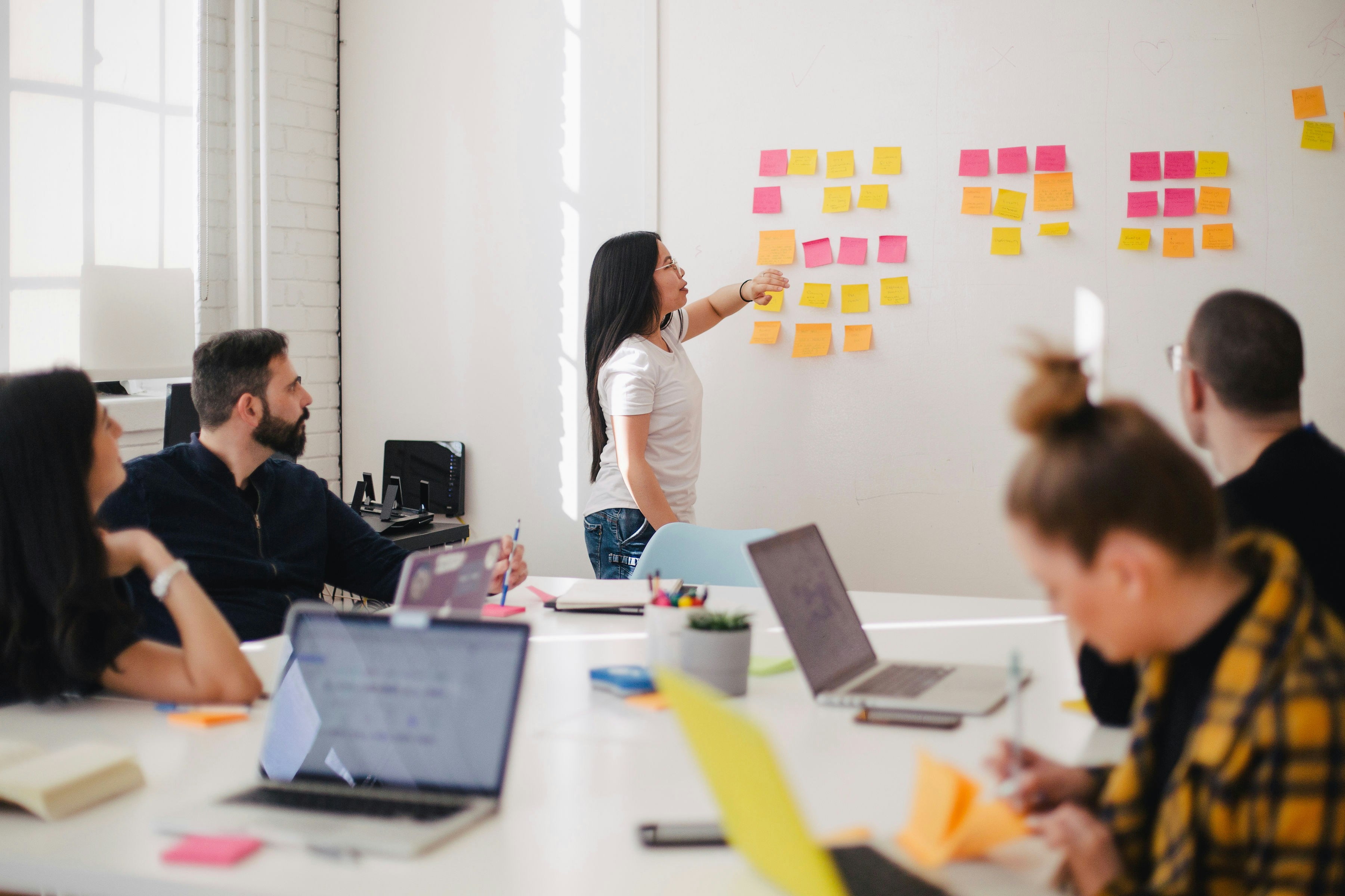 Statut juridique entreprise : exemples concrets & avantages | 2025